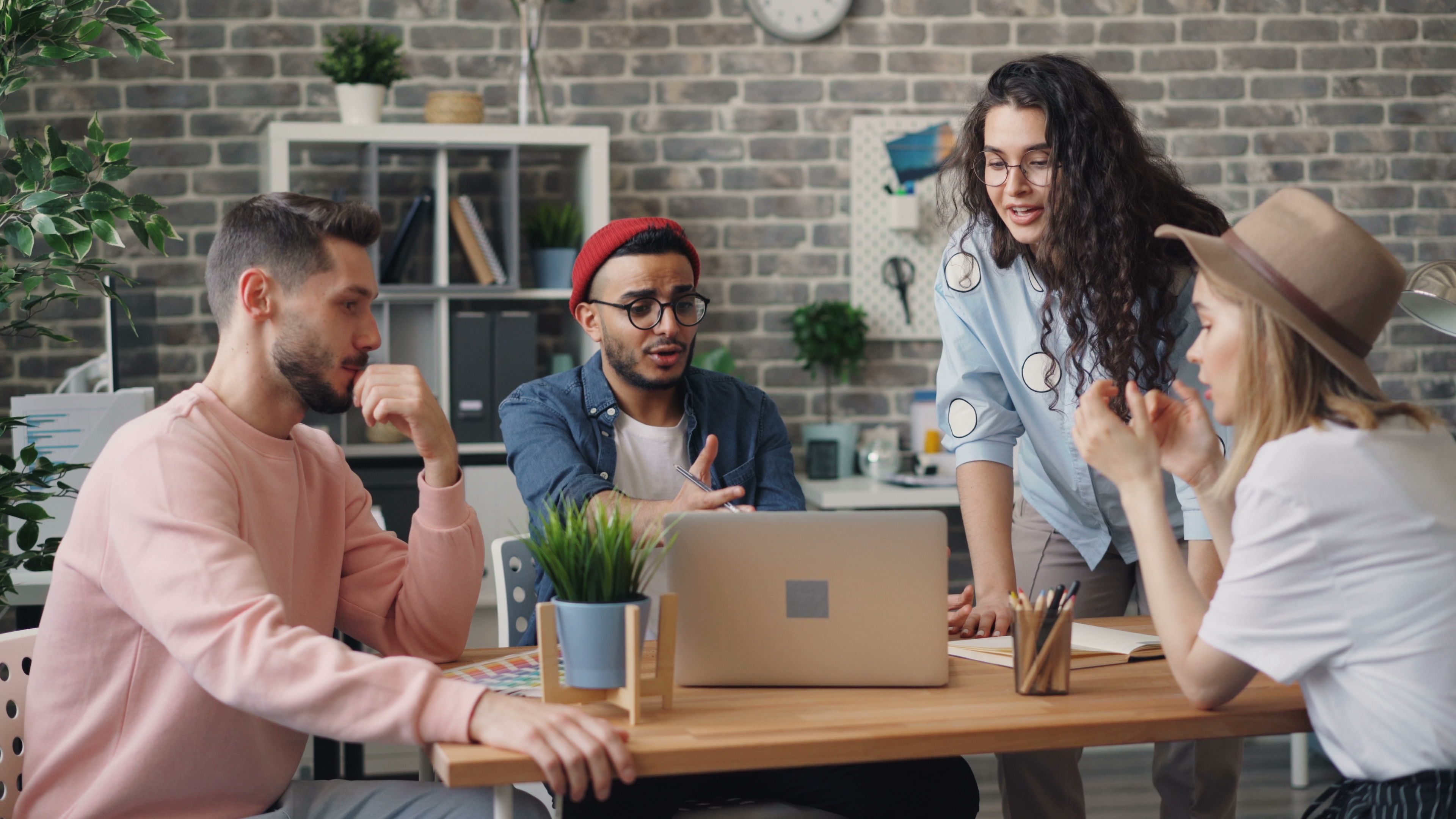 Une équipe en pleine collaboration sur un projet web
